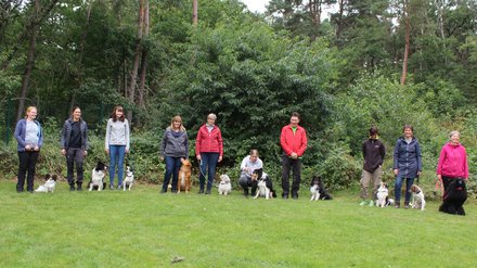 10 Mensch-Hund-Teams bestanden die Prüfung
